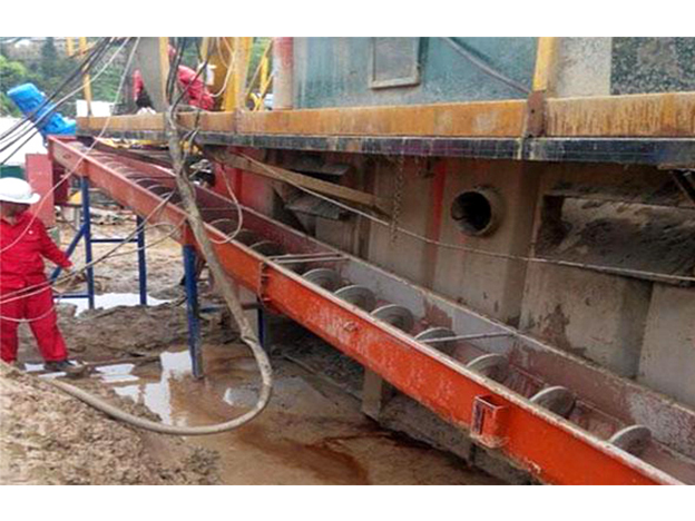 汙泥螺旋輸送機使（shǐ）用現場（chǎng）圖