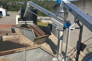 生活汙水脫（tuō）水後的汙泥輸送現場