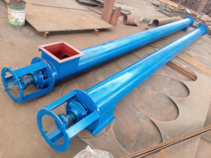 藍色碳鋼管式螺旋送（sòng）料機